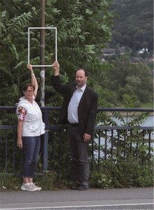 Angela Linden-Berresheim und Markus Behnke demonsttrieren, wo laut Beschluss des Ortsbeirates der Spiegel montiert werden sollte.